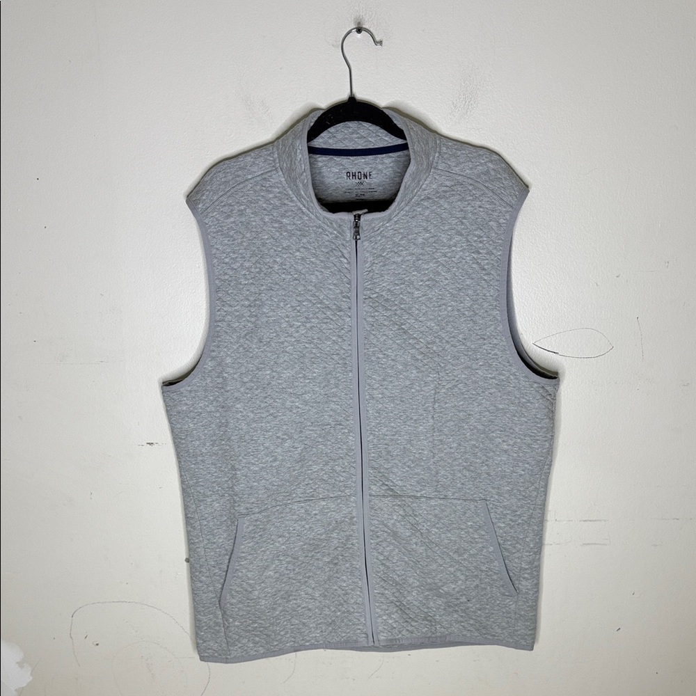 RHONE Quilted Sleeveless Zip Front Vest in Light Gray